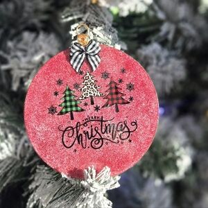 🎄 Plaid Tree “Merry Christmas” Wooden Ornament – Resin Coated 🎄